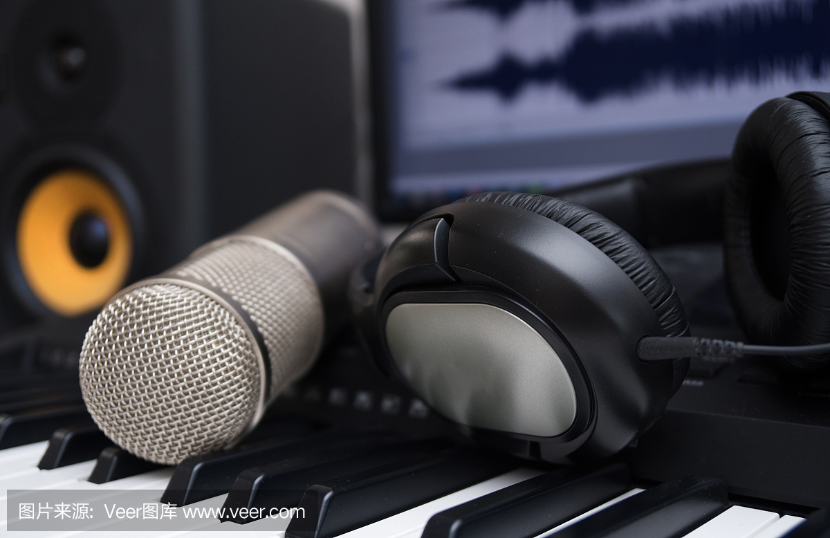 混頻器,電容麥克風(fēng)和專業(yè)監(jiān)視器。家庭音樂工作室的概念。