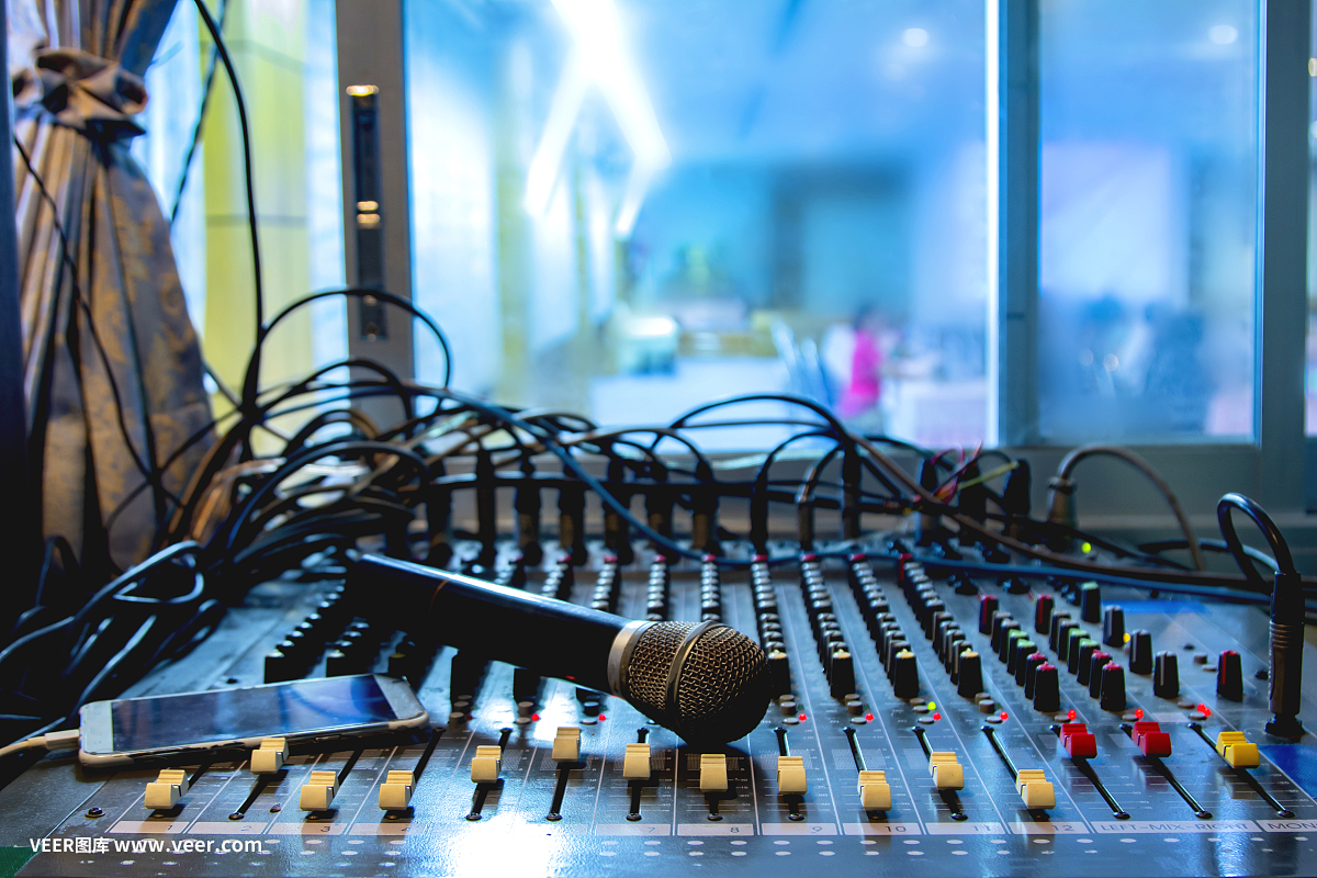 錄音室錄音師混音臺(tái)上的麥克風(fēng)。