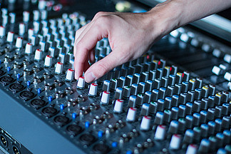 在錄音室進行專業音樂制作。音響工程師正在工作。